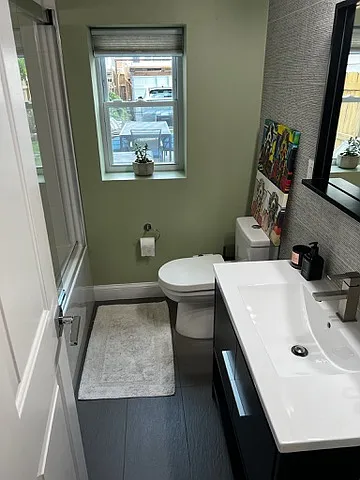 Full Bathroom with tub