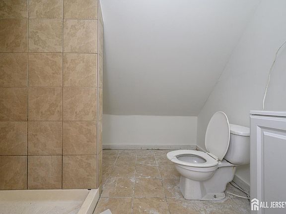 4th image of 377 Delavan St #3
