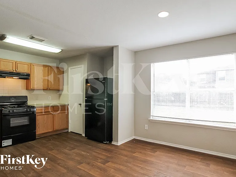 8126 Liberty Point Ln — Photo 5