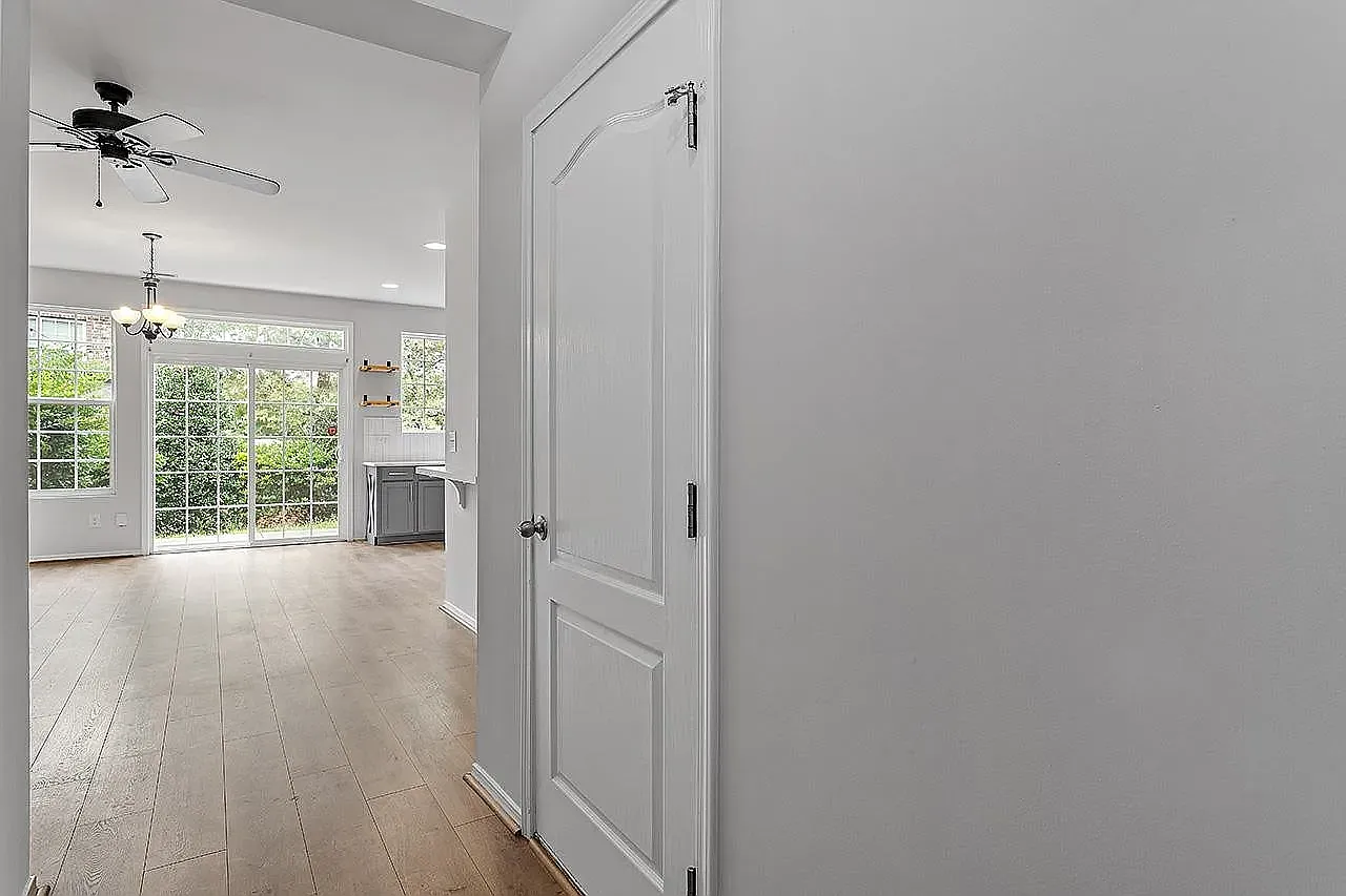 3 bed, 2.5 bath, 1427 sqft, $2,200 — Photo 2