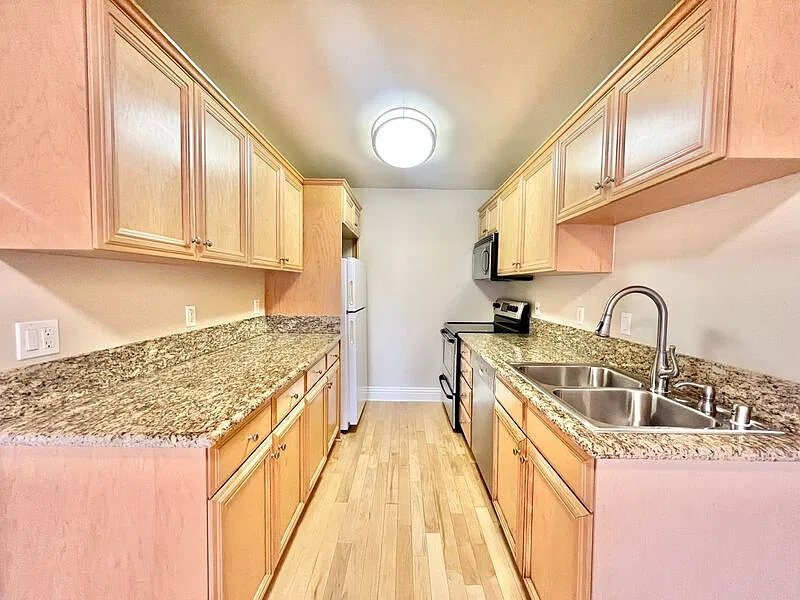 1 bed, 1.0 bath, 641 sqft, $2,400 — Photo 2