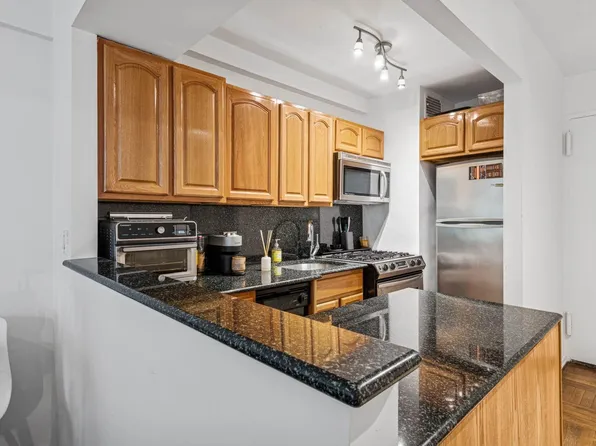 315 East 69th Street 2A image 2 of 7