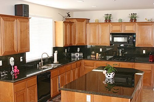 Gorgeous kitchen - granite counters and backsplashes
