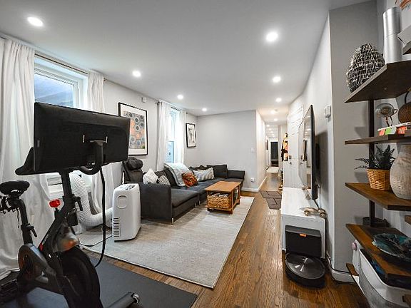3rd image of 811 Montgomery St APT 1R