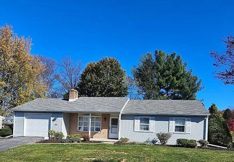 2207 Boxwood Ln — Photo 1