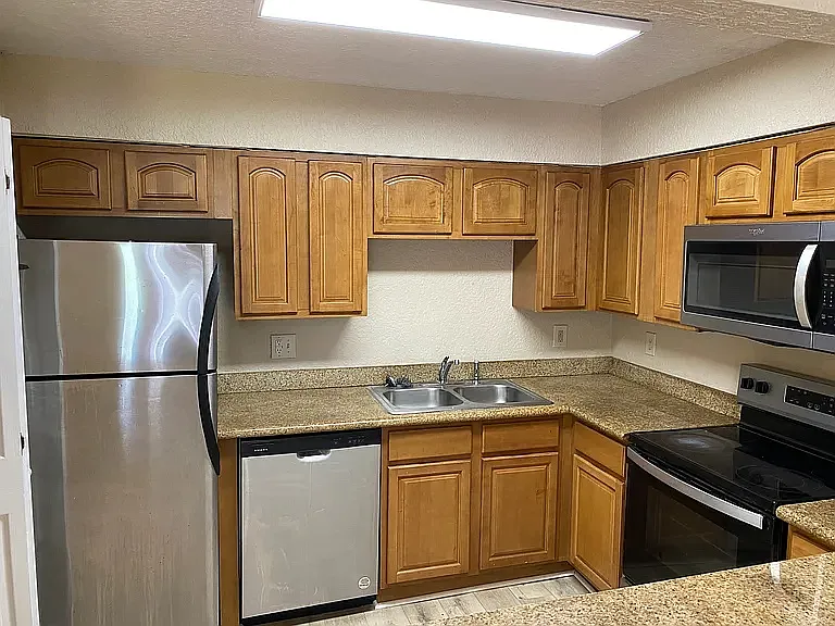 3 bed, 1360 sqft, $1,800 — Photo 3