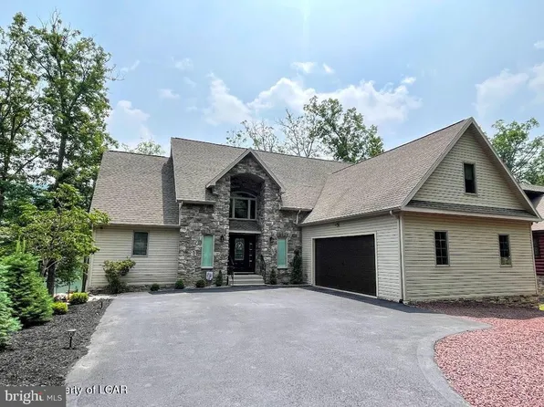 284 W Lake Valley Dr, Hazleton, PA 18202