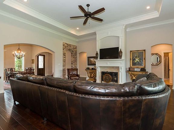4th image of 320 Chaple Creek Dr