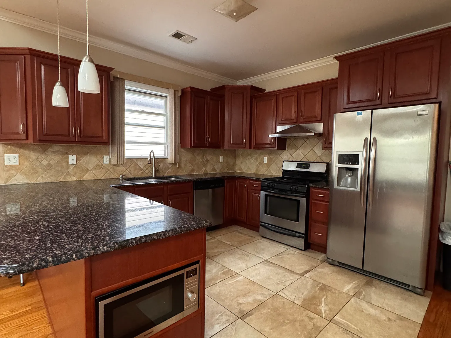 3 bed, 1400 sqft, $3,000 — Photo 3
