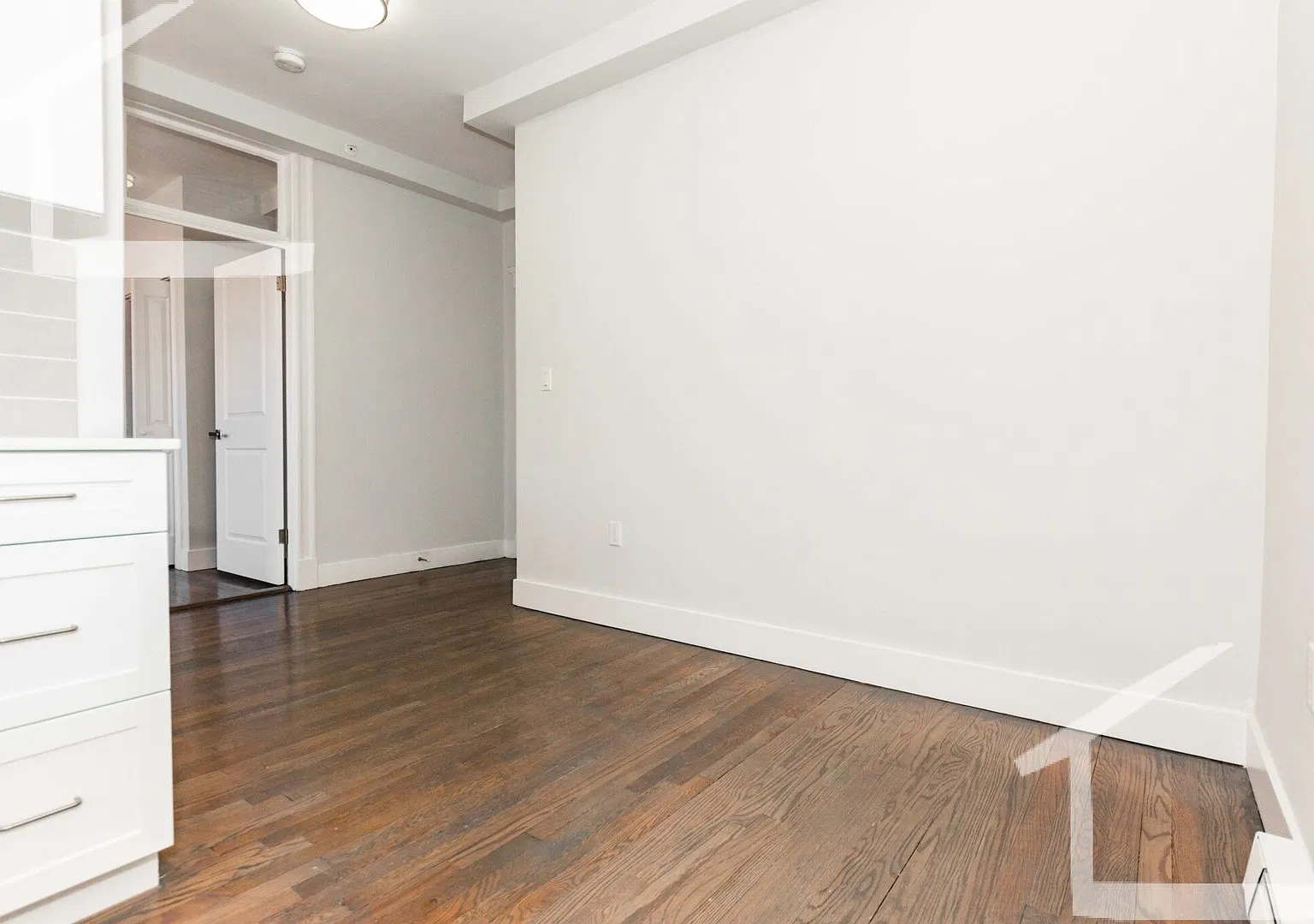 Great Studio with Laundry in Unit — Photo 2