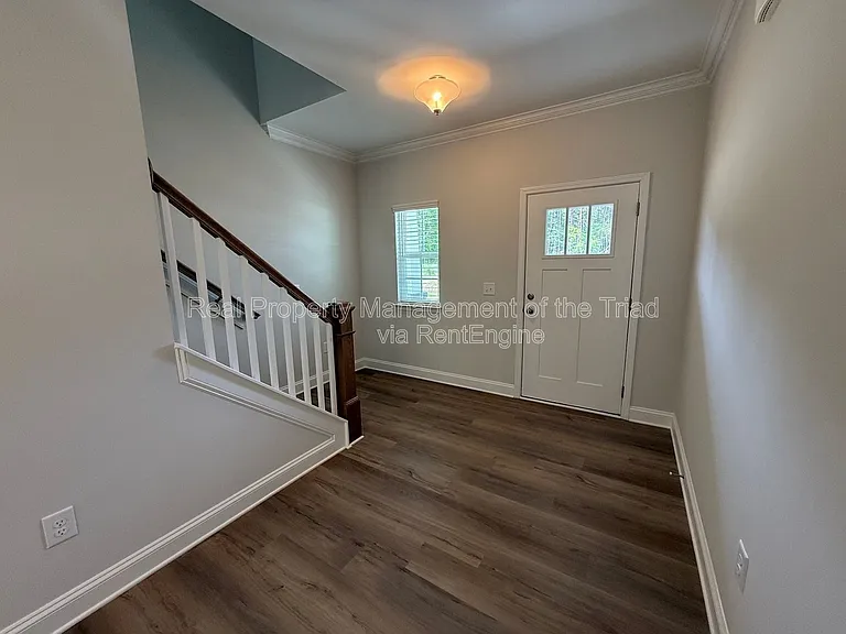 111 Oakdale Forest Ln — Photo 2