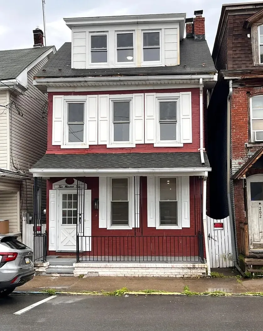 4 bed, 1.5 bath, 1428 sqft, $1,599 — Photo 1