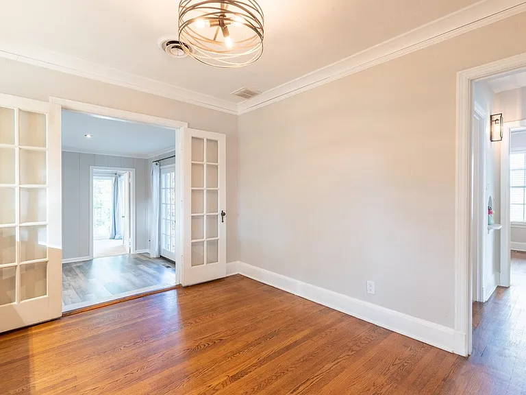 380 Holmes Cir — Photo 7