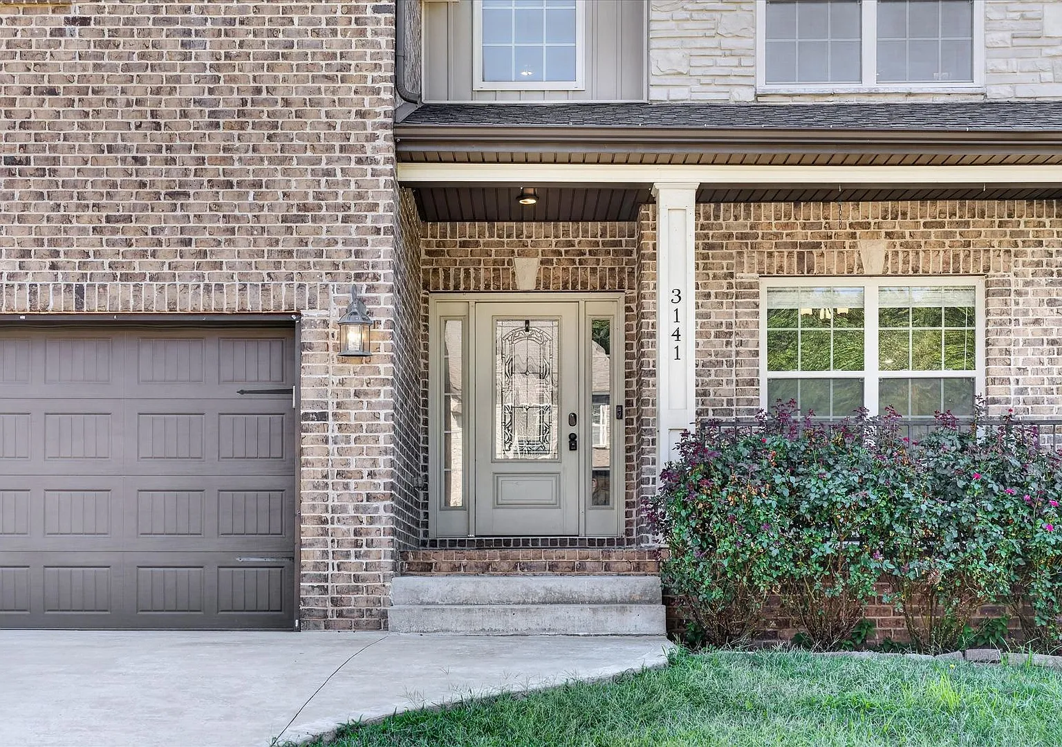 Dog Friendly Four Bedroom with Bonus! — Photo 4