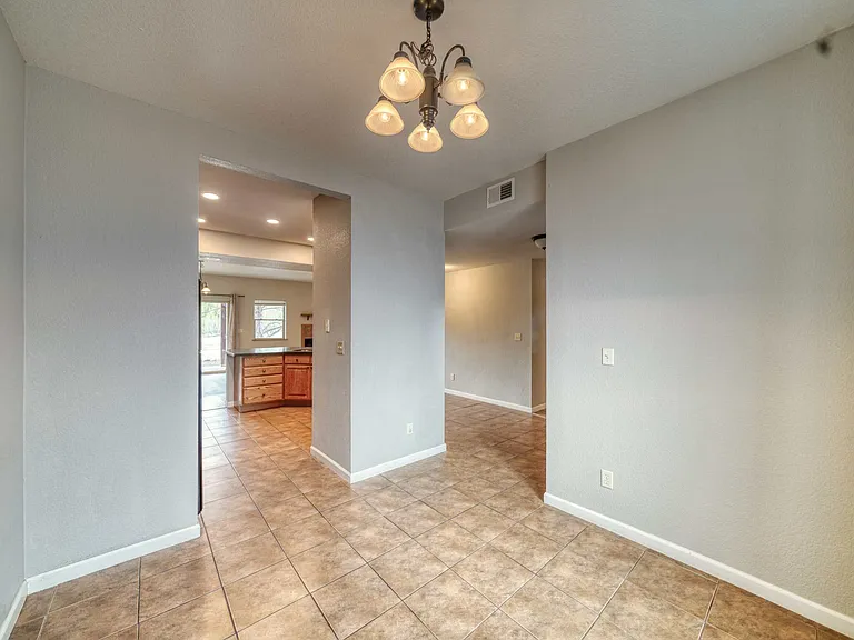 105 M And M Ln #2B — Photo 8