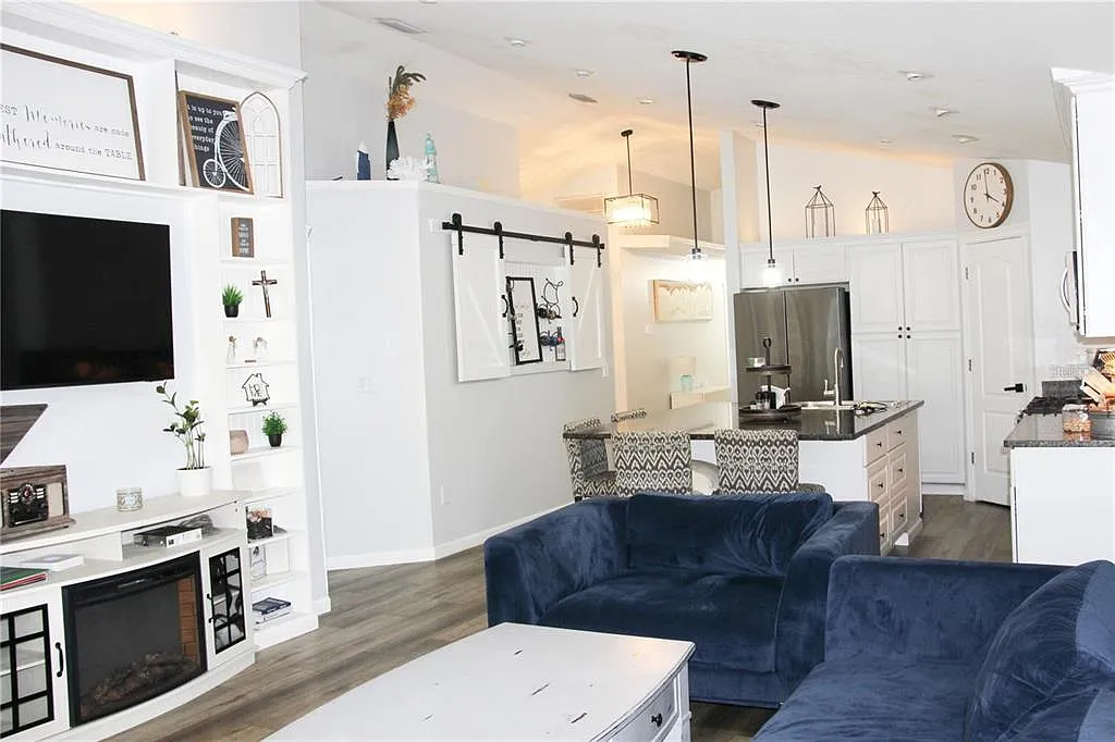 3 bed, 2.0 bath, 1295 sqft, $2,750 — Photo 2