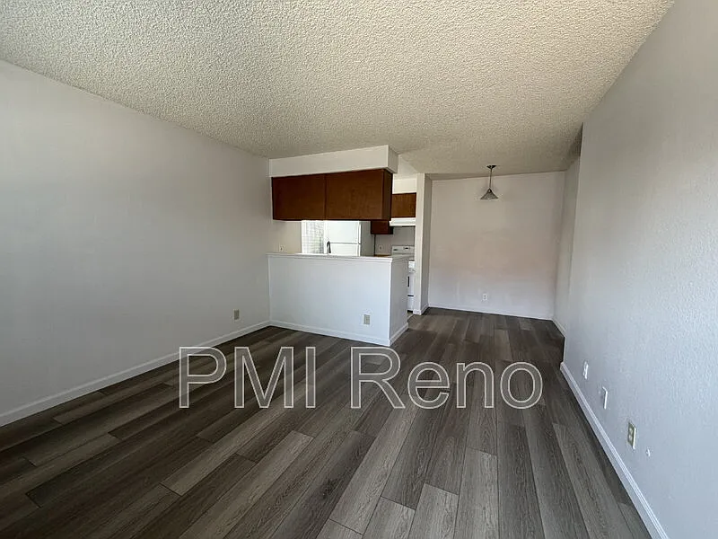 1015 Locust St — Photo 2