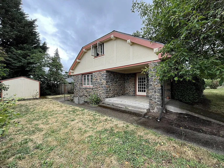 2430 SE Park Ave — Photo 4