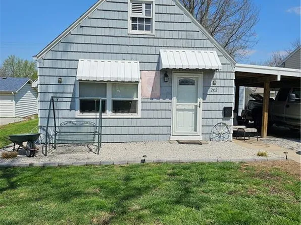 202 Iowa St, Hiawatha, KS 66434