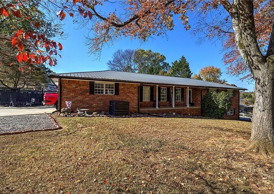 1st image of 10 Greenbriar Ave