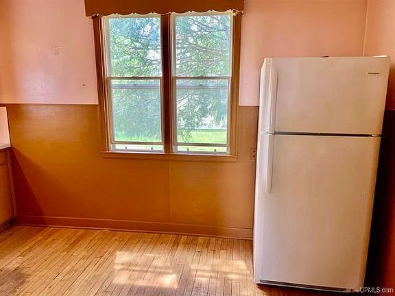 5th image of 131 E Vaughn St