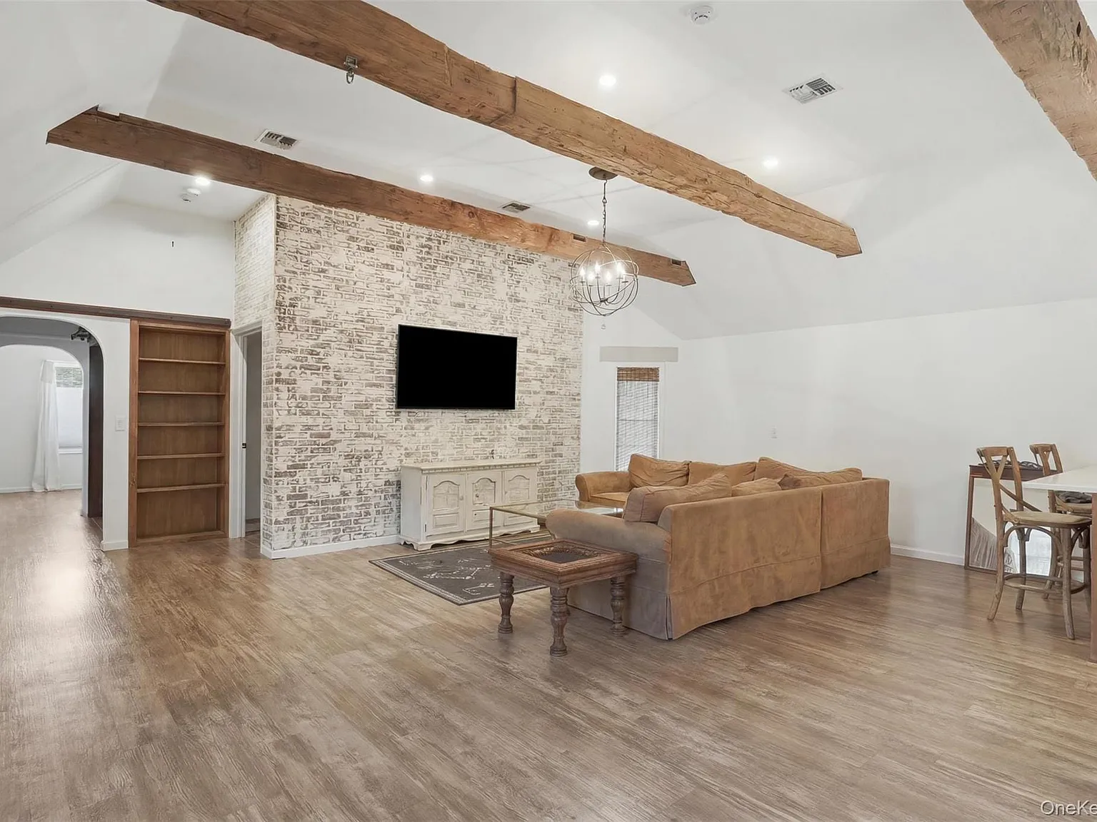 2 bed, 1.0 bath, 1300 sqft, $2,600 — Photo 4