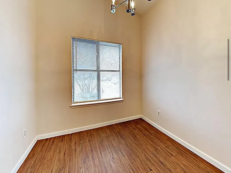 1101 Suburban Dr — Photo 7