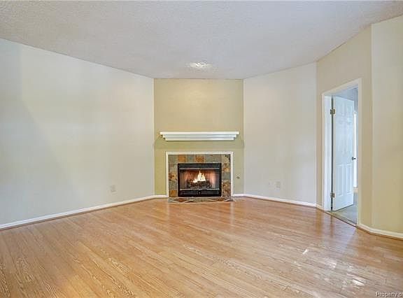 3rd image of 913 Lakecrest Ct