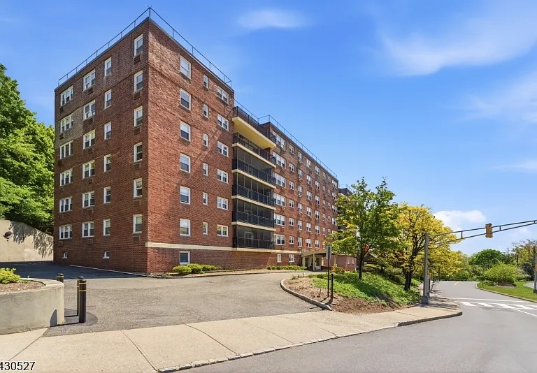 415 Claremont Ave — Photo 34