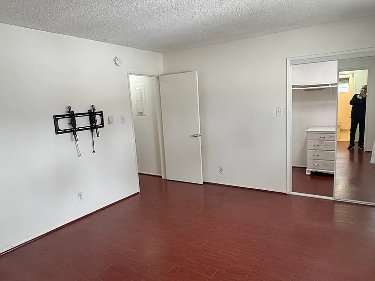 N Gale Dr — Photo 2
