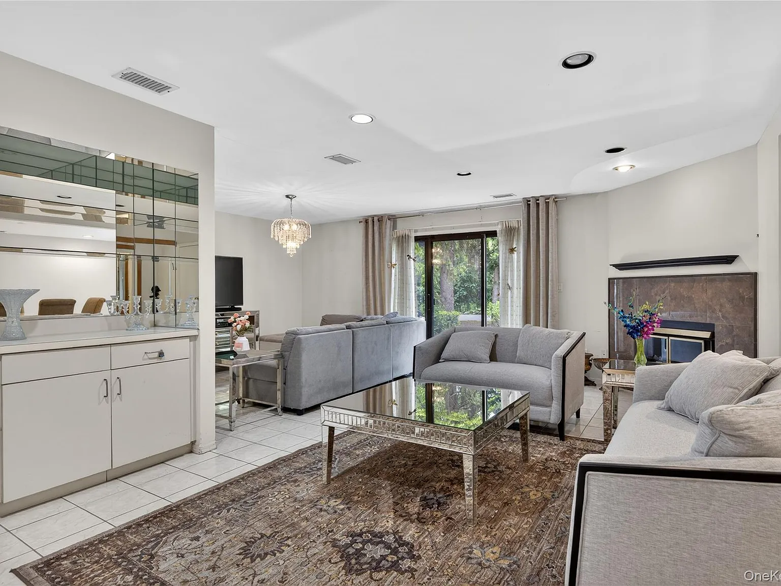 3 bed, 2.5 bath, 2432 sqft, $7,200 — Photo 3
