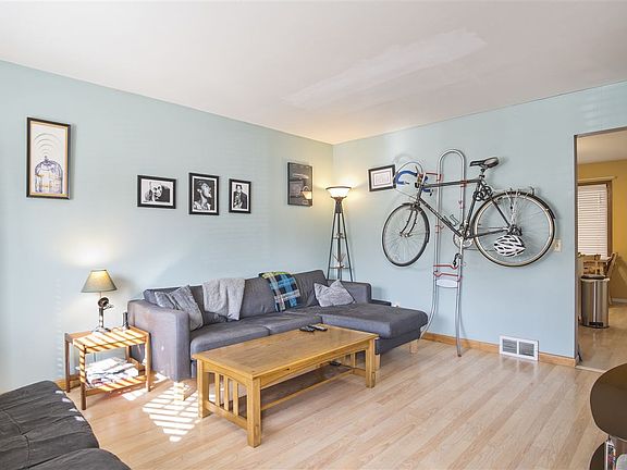 3rd image of 46 N Lakewood Gdns