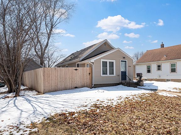 3rd image of 920-10 1/2 St SE