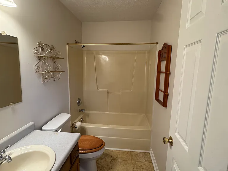 305 Routt Dr — Photo 14