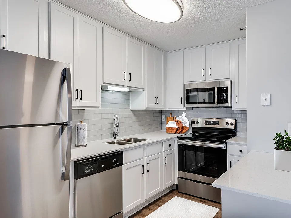 Minnetonka - 1 Bed / 1 Bath - 728 Sq.Ft.