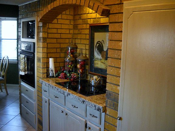 Elec.cooktop, pantry