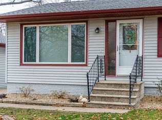 1345 Thiher Dr, Hiawatha, IA 52233