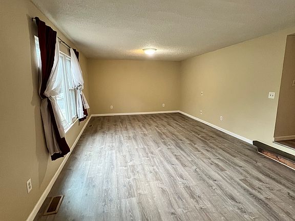 4th image of 1016 S El Paso St