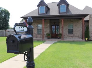 122 Stormy Dr, Muscle Shoals, AL 35661