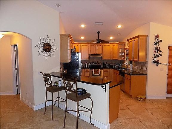 Breakfast Bar and Kitchen