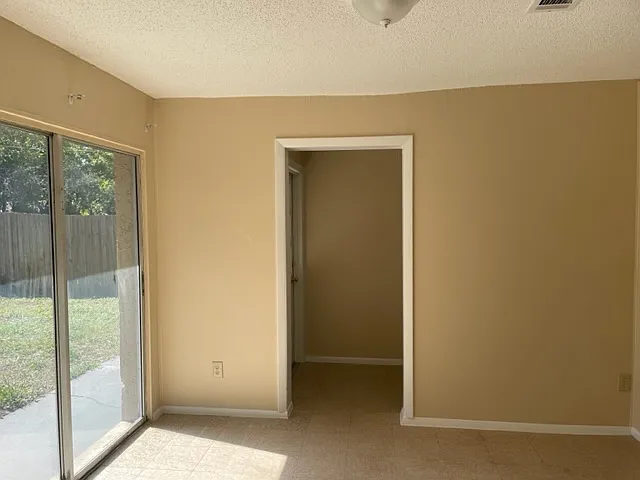 3 Bedroom 1.5 Bath 1 car Garage — Photo 2