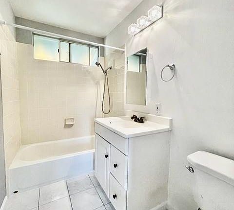 5th image of 2876 Malabar Ave