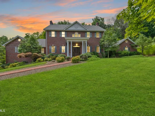 1150 Long Crescent Dr, Bristol, VA 24201