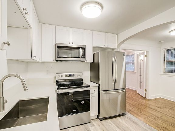 3rd image of 724 Harvard Ave E APT 1