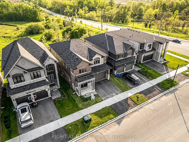 330 Gillespie Dr — Photo 3