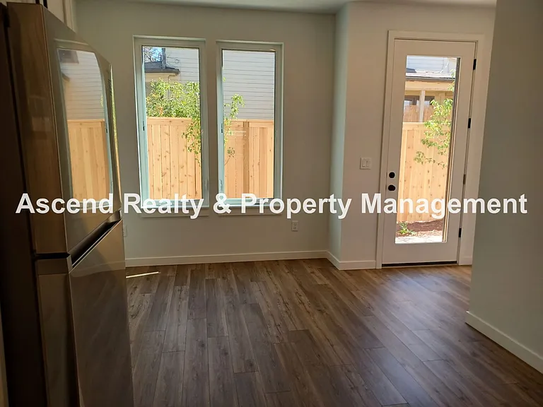 5311 NE 14th Pl — Photo 2