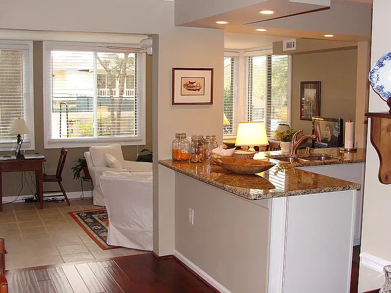2 bed, 1093 sqft, $2,000 — Photo 1