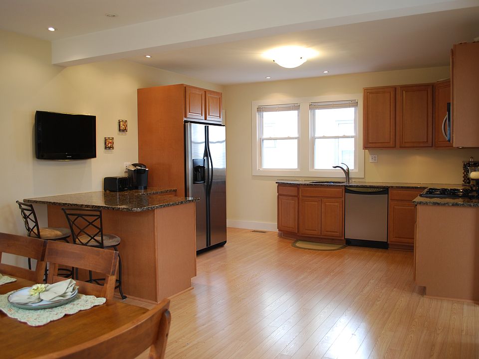 2nd image of 415 Circular Ave
