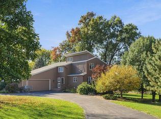 28020 230th St, Le Claire, IA 52753
