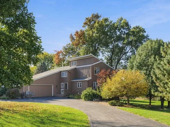 28020 230th St, Le Claire, IA 52753